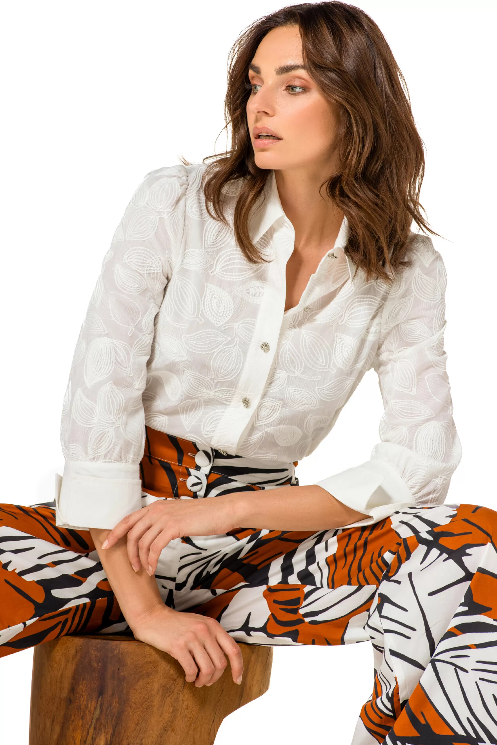 Elegante Blusa de Algodón con Bordados Artesanales - Diseño Caroline Biss Tops 1614-91 | Ajuste Perfecto y Confort Óptimo