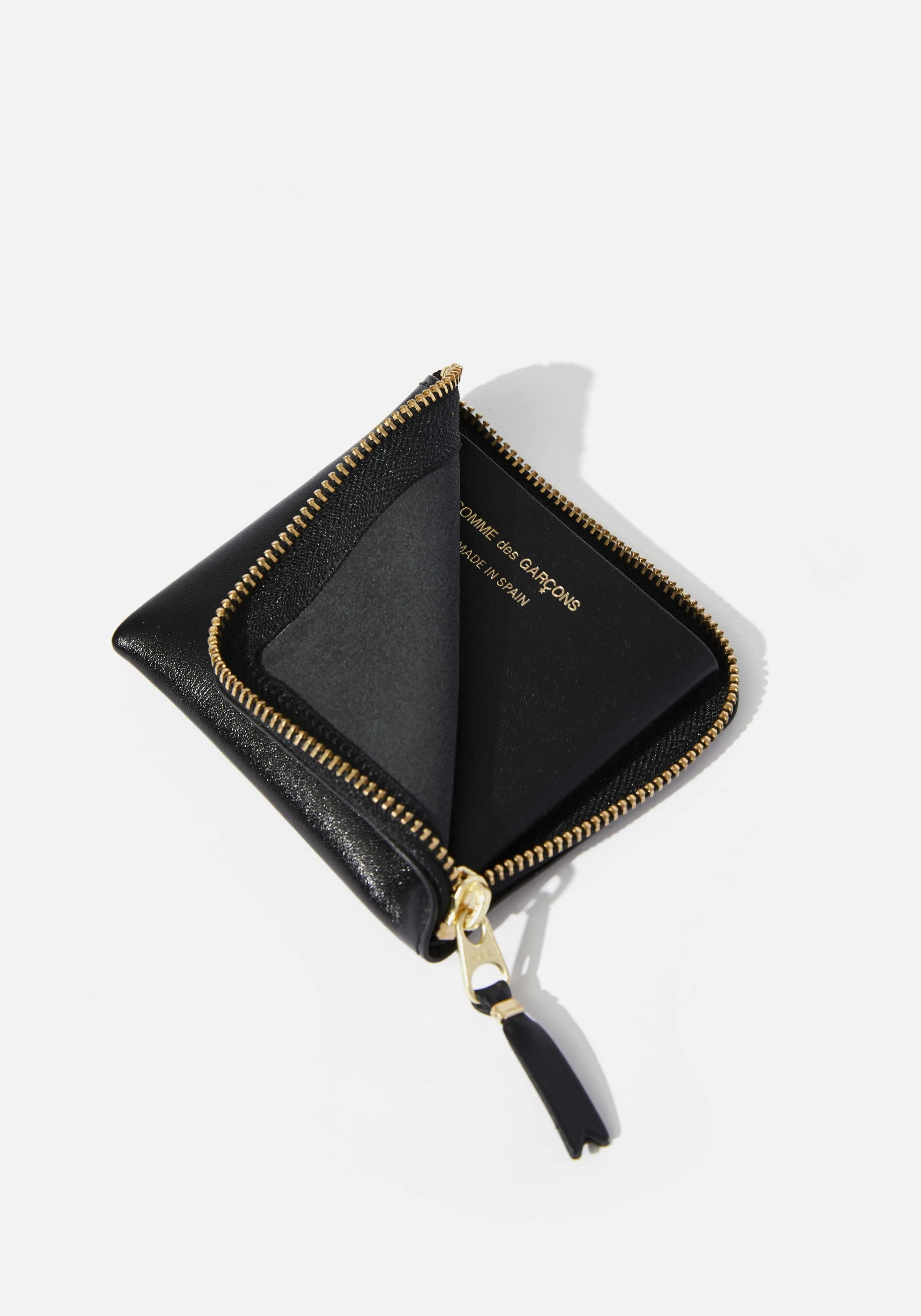 Cartera práctica con cremallera de medio cierre - Diseño urbano de COMME DES GARCONS MIYUKI ZOKU  

Accesorio versátil en cuero para estilo contemporáneo - Colección MKI de carteras funcionales  

Modelo semiabierto con detalle de cremallera - Cartera unisex para look vanguardista