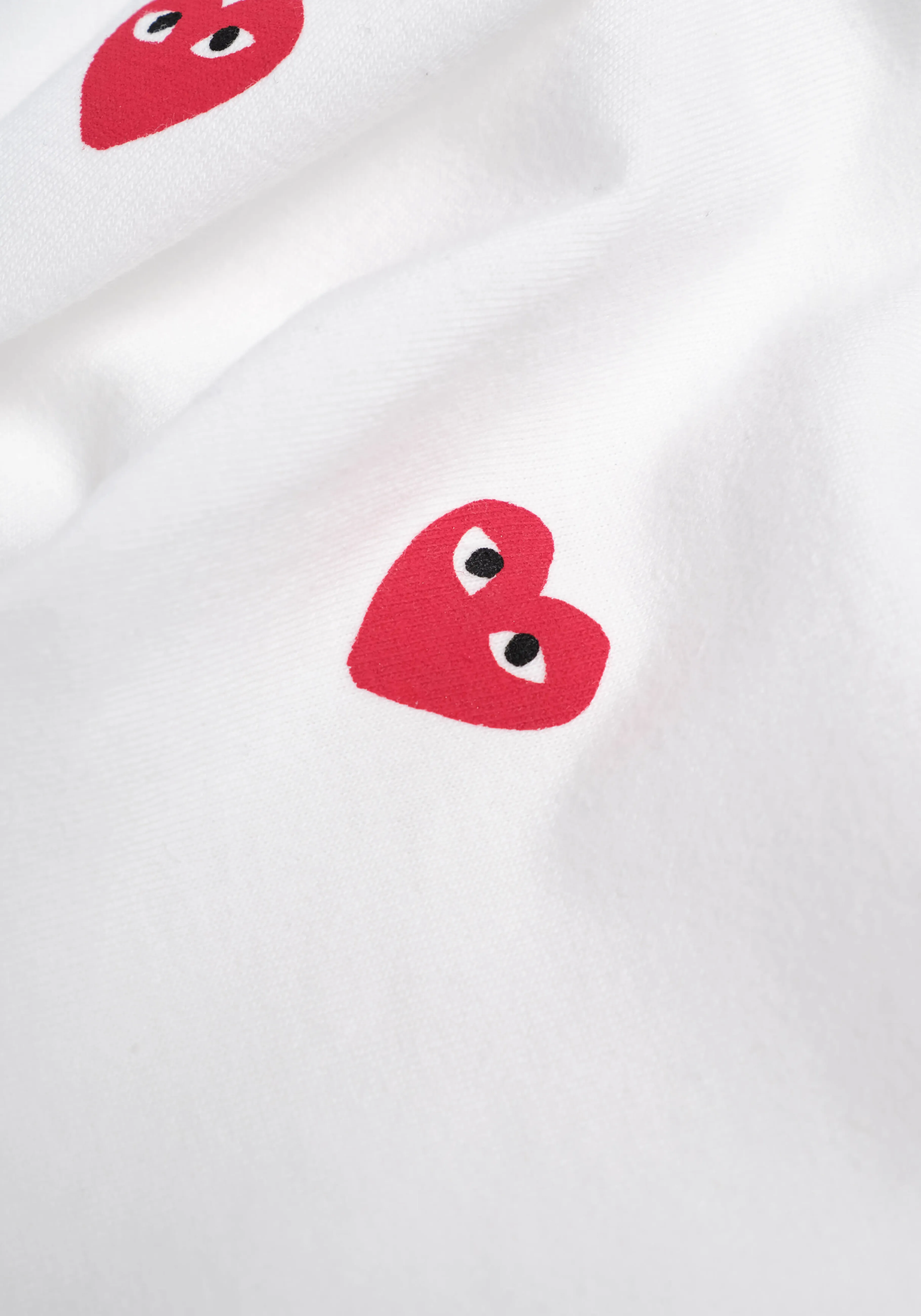 Camiseta básica MKI Miyuki Zuku x Comme des Garçons con estampado multicolor de corazones - Colección urbana unisex