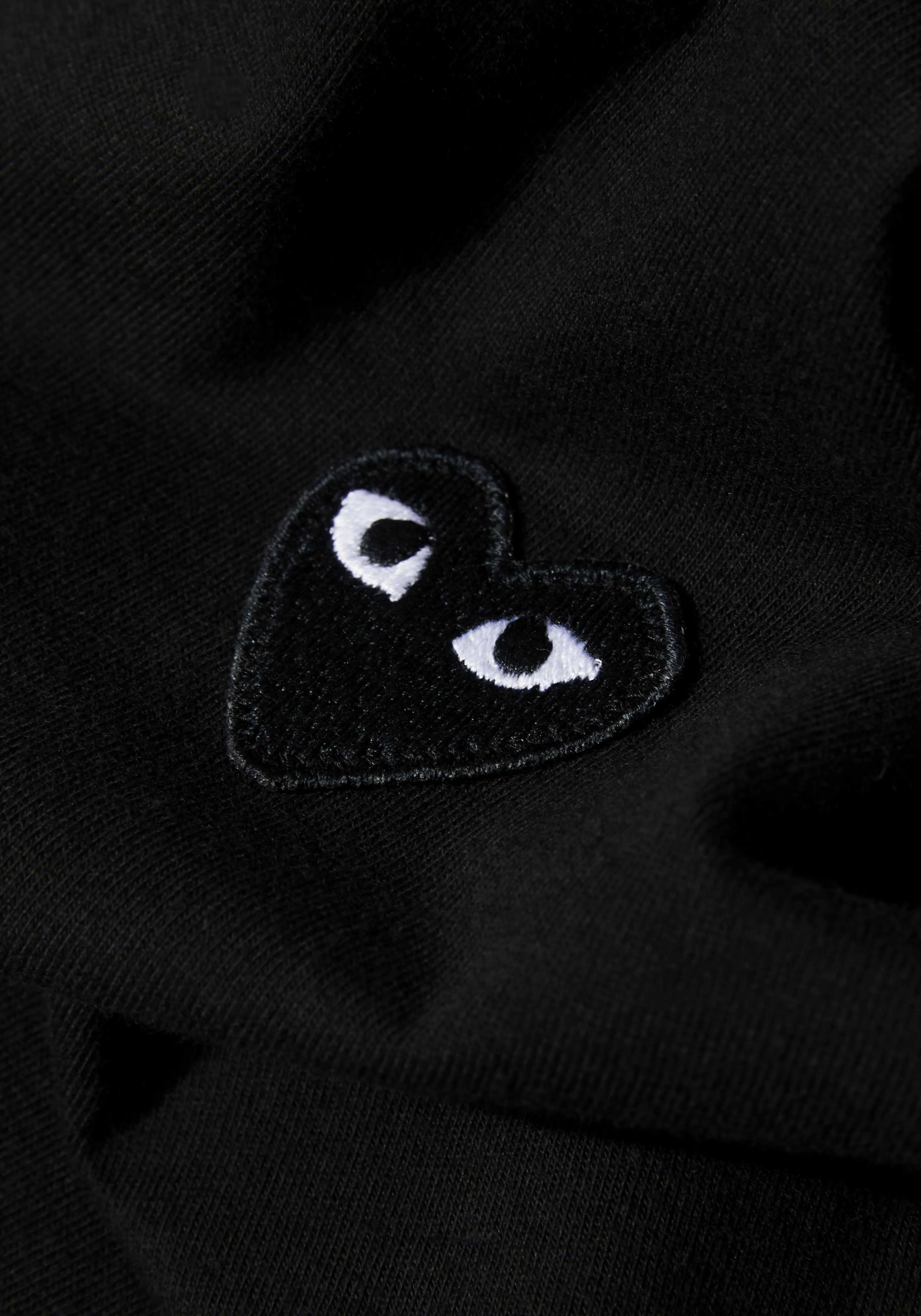 Camiseta estampada con diseño Play Heart - Colección Miyuki Zoku de MKI x Comme des Garçons 

Modelo unisex en algodón premium - Disponible en tonos neutros y rojo clásico. Diseño urbano con corazón bordado. Tallas estándar y oversize.