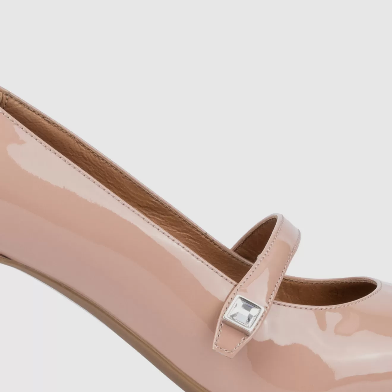 Aquatalia Marisol: Calzado Elegante en Tono Piel - Diseño Cómodo y Versátil para Mujer