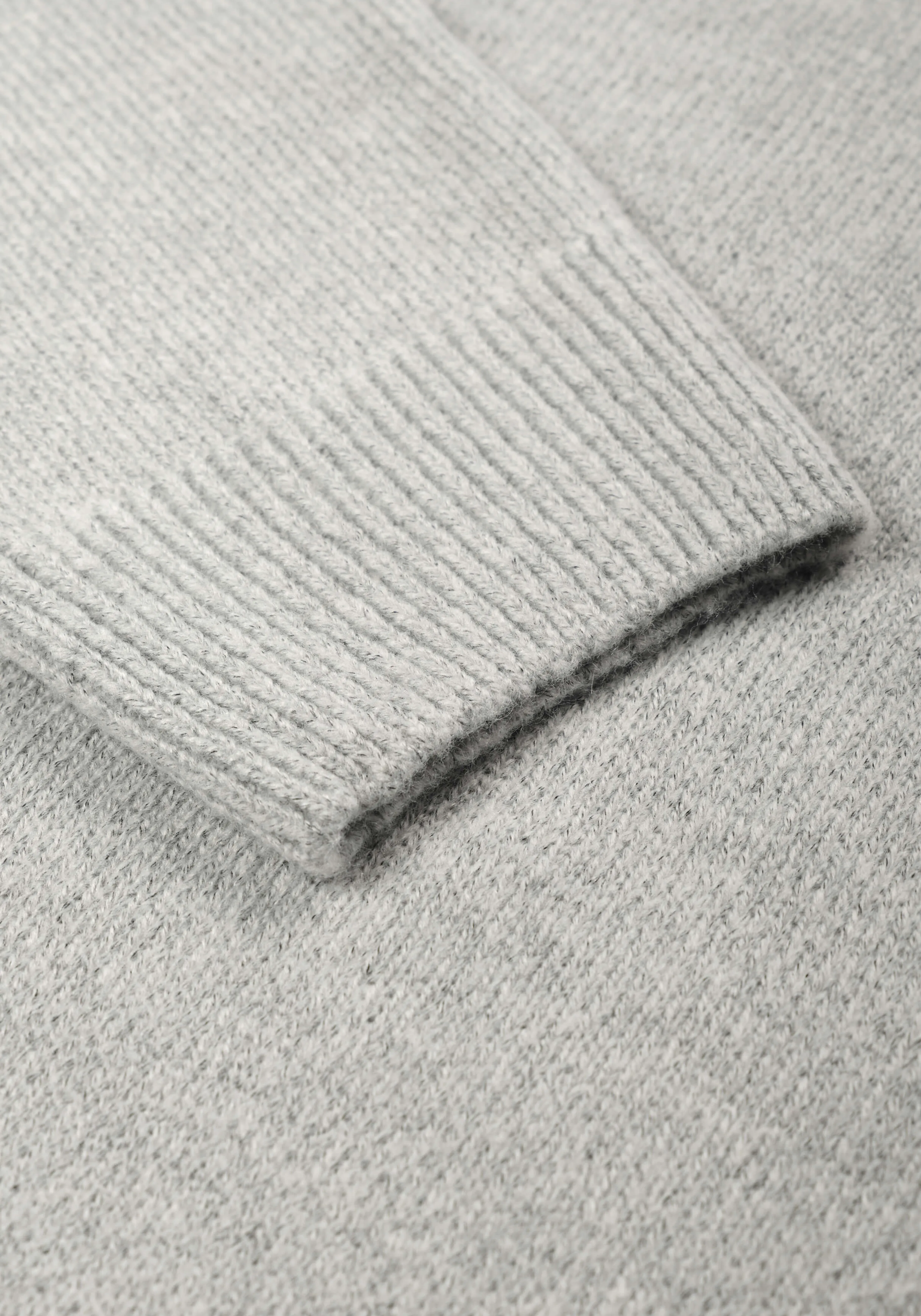 Sudadera tejida MKI Miyuki Zoku con mezcla de mohair premium – Buzo ligero y cómodo en punto suave