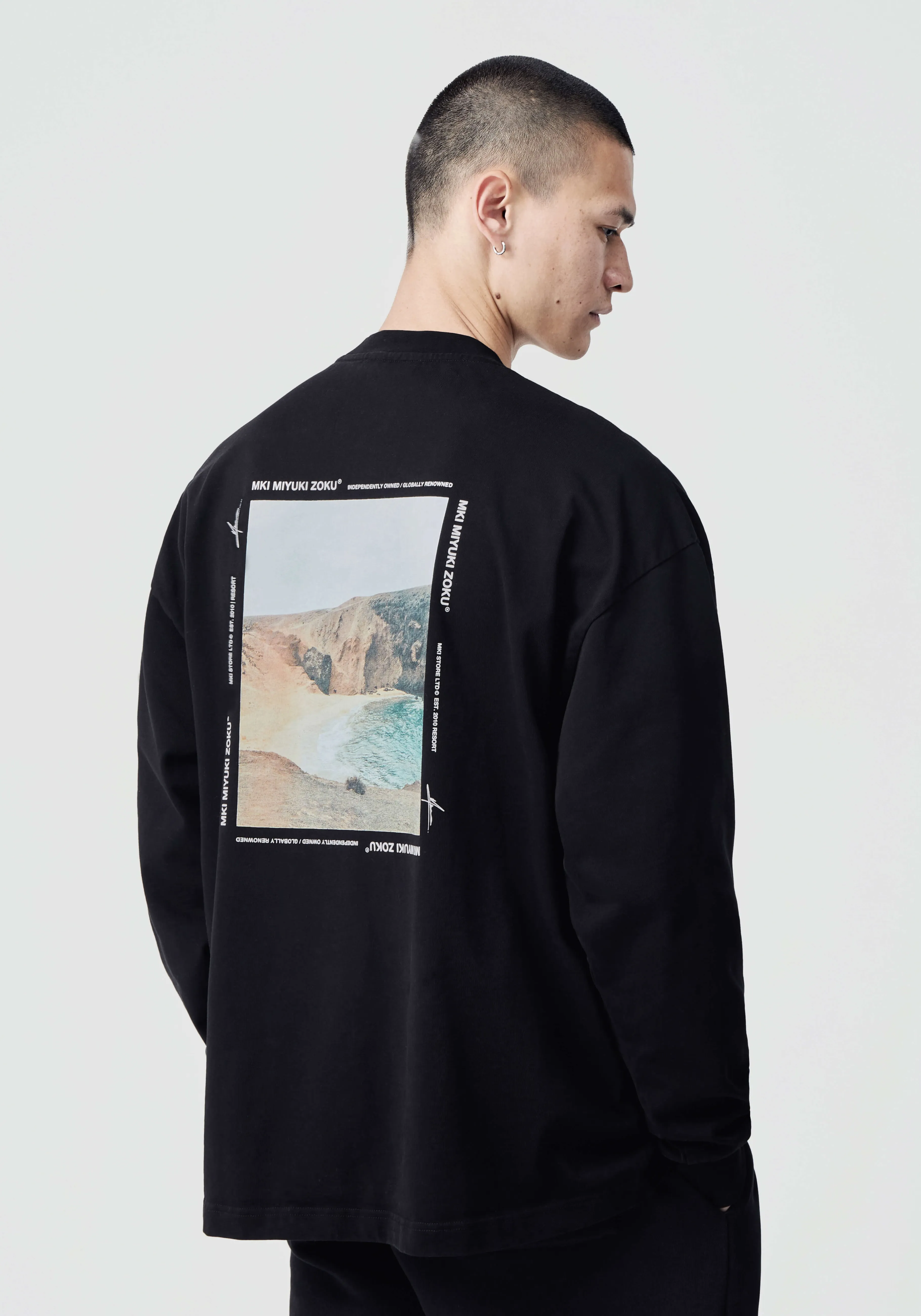 Camiseta de Manga Larga con Estampado Resort Miyuki Zoku - Diseño Exclusivo MKi para Looks Casuales