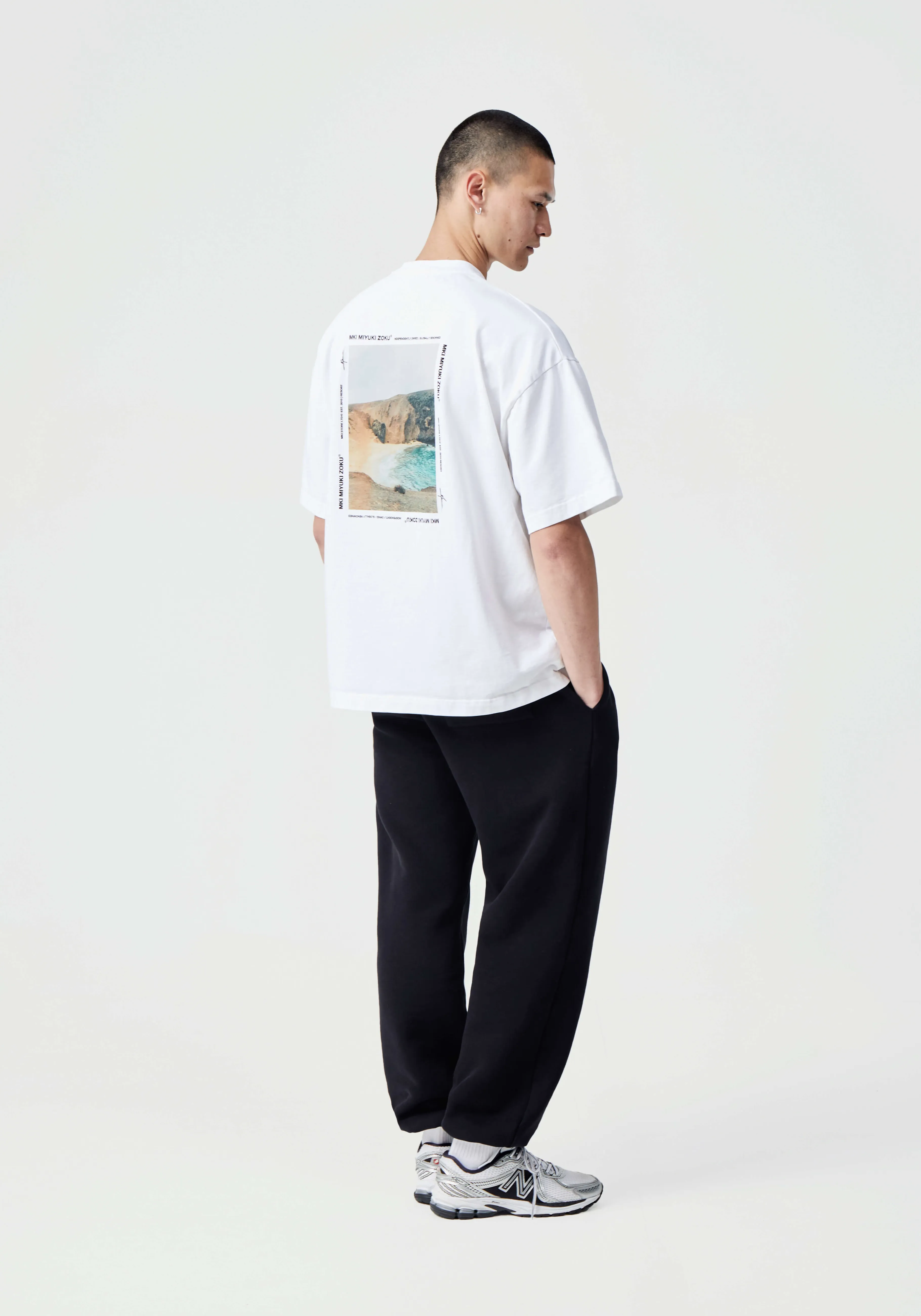 Camiseta Premium MKI Miyuki Zoku - Estampado Resort Veraniego | Colección Moda Playa 2024
