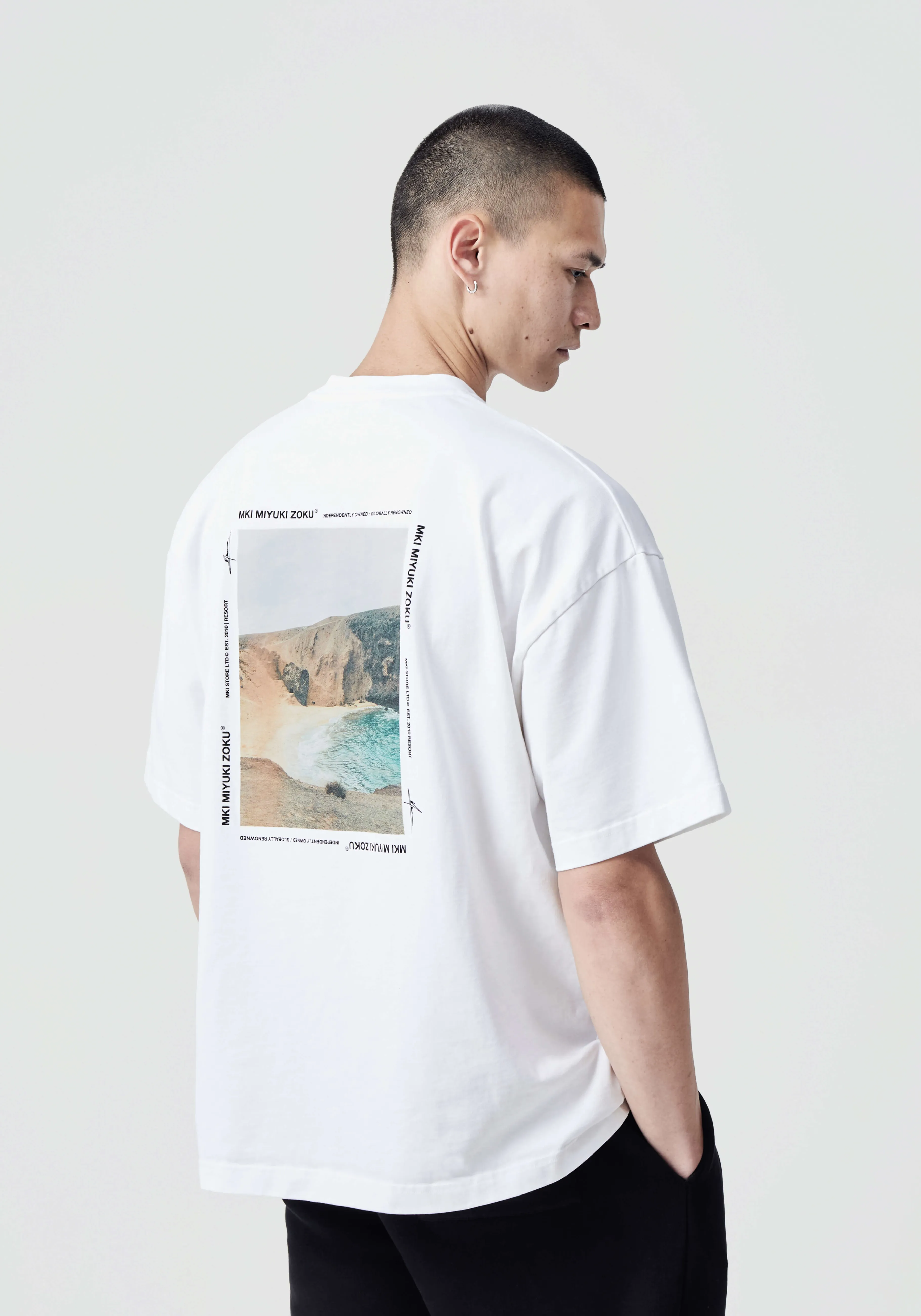 Camiseta Premium MKI Miyuki Zoku - Estampado Resort Veraniego | Colección Moda Playa 2024