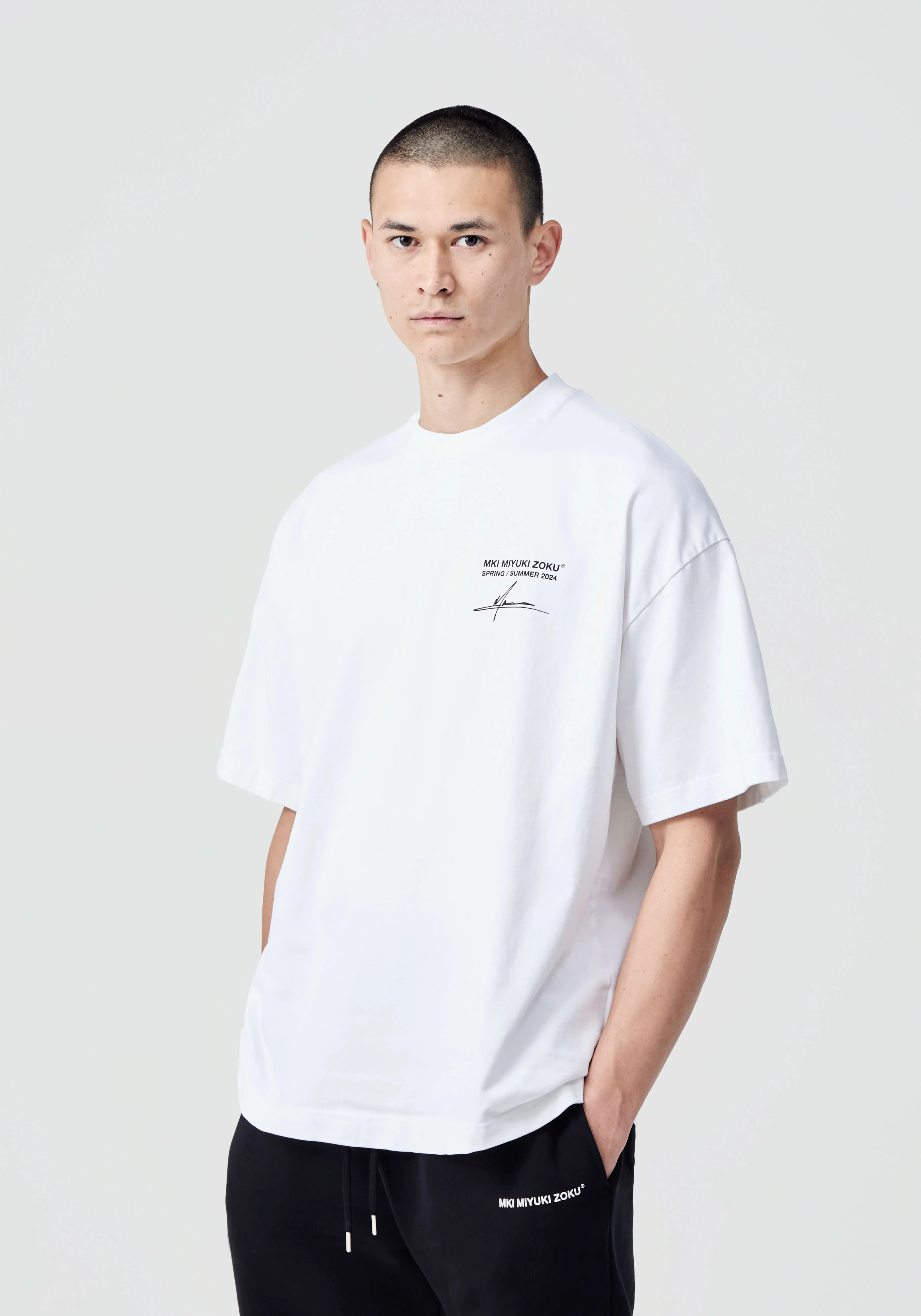 Camiseta Premium MKI Miyuki Zoku - Estampado Resort Veraniego | Colección Moda Playa 2024