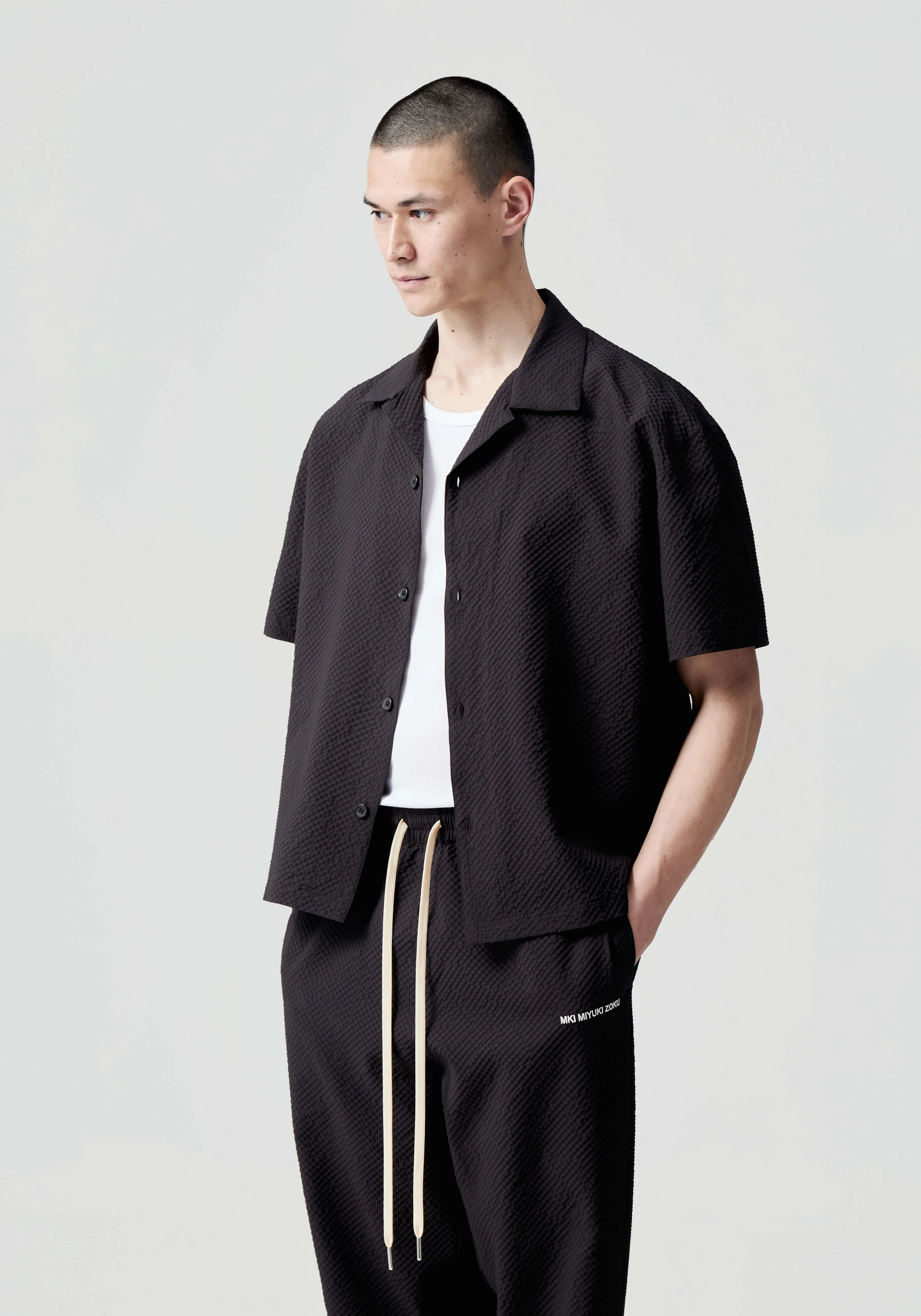 MKI Miyuki Zoku - Camisa Fresca en Seersucker para Viajes, Estilo Casual Veraniego con Máxima Comodidad