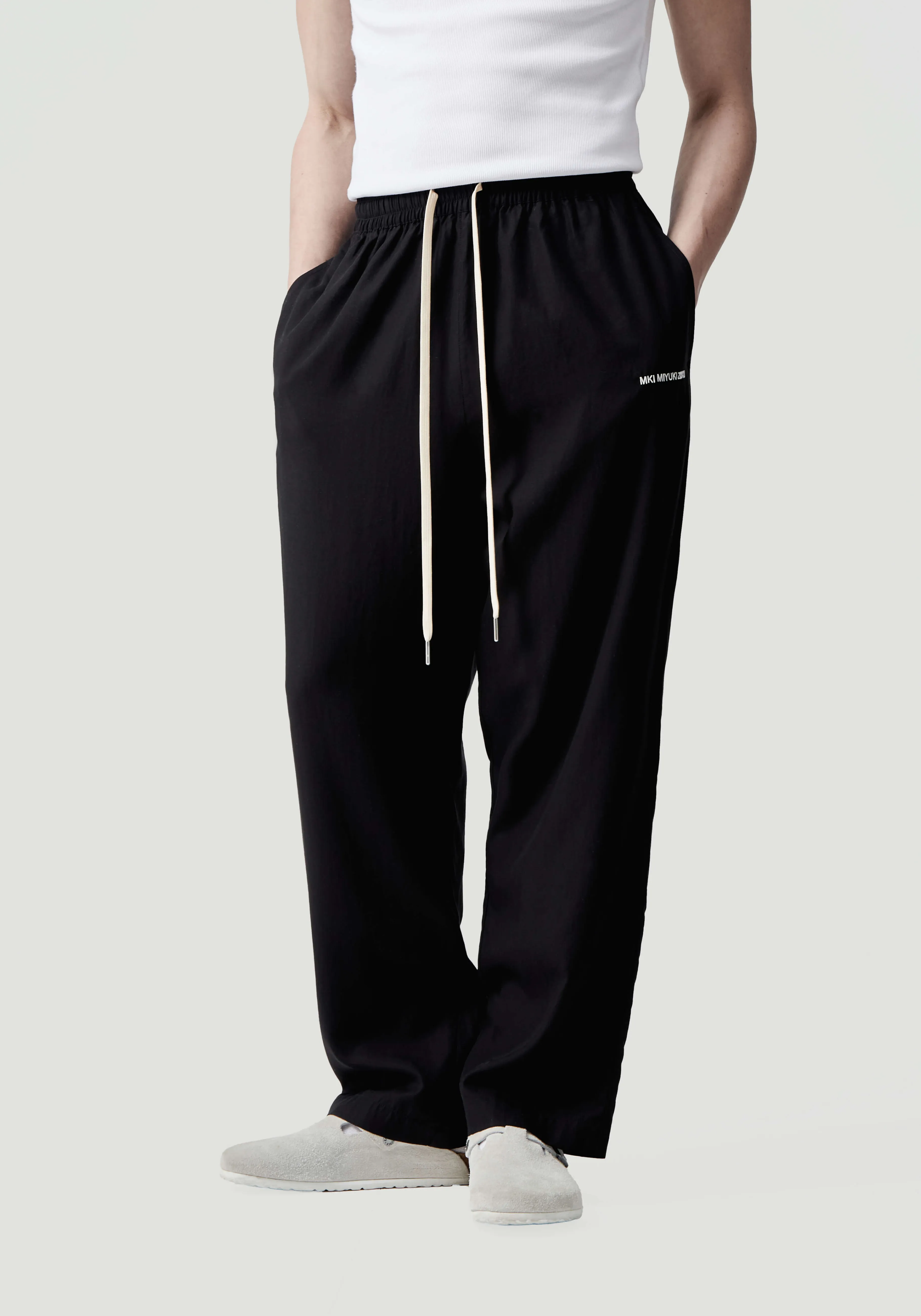 Pantalones deportivos MKI Miyuki Zoku - Joggers en Tencel ultra suave para look casual y cómodo 

Este modelo combina diseño urbano con tejido transpirable ideal para uso diario. Disponible en tallas estándar y plus size.