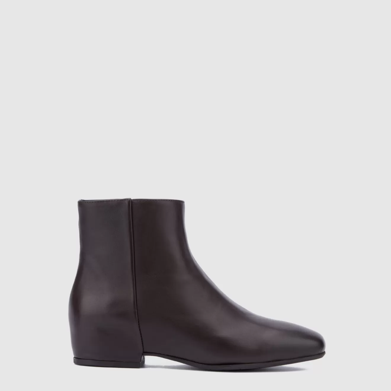 Bota Aquatalia Ulyssaa en Marrón Ébano - Estilo Urbano con Detalles en Cuero Encerado