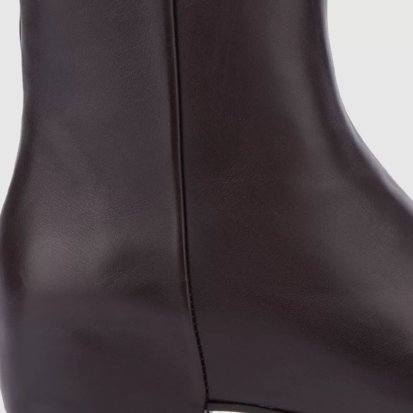 Bota Aquatalia Ulyssaa en Marrón Ébano - Estilo Urbano con Detalles en Cuero Encerado